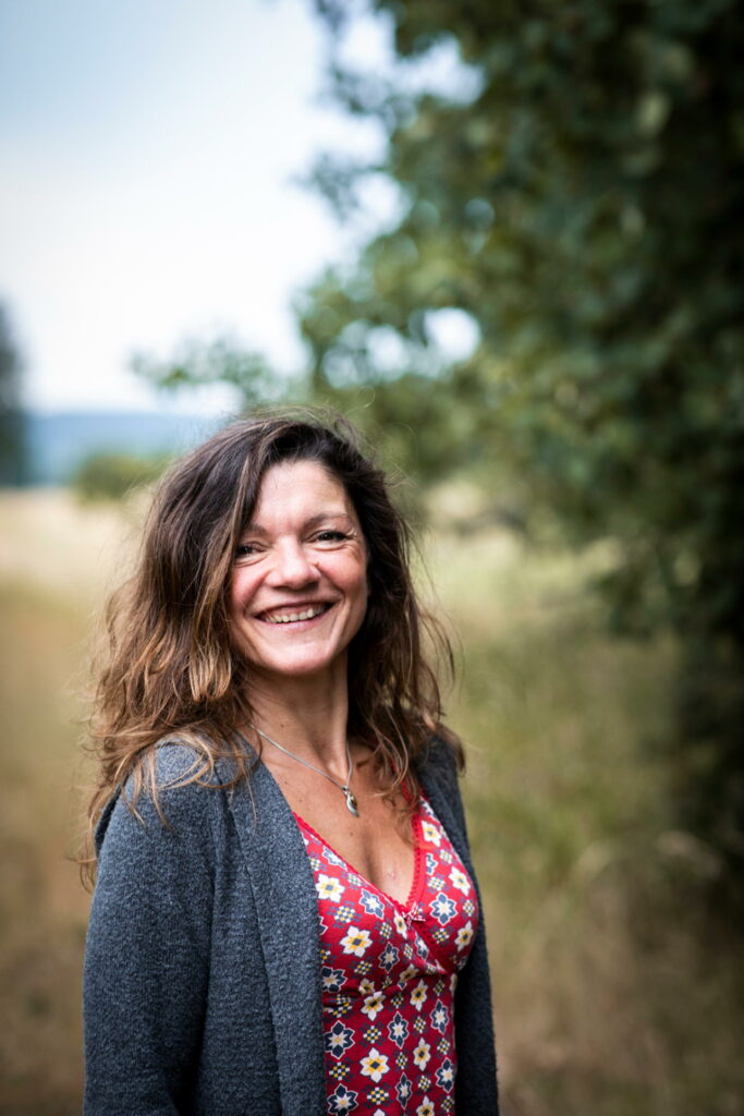 lachende frau im Feld, Online-Paar-Psychotherapie, Arbeitsweise