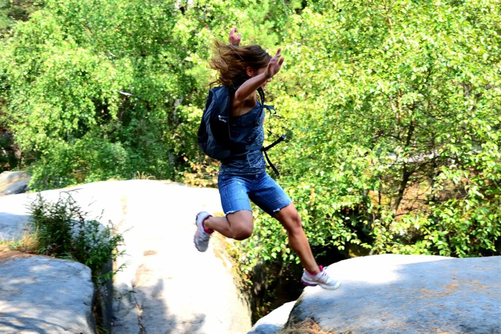 Frau überwältigt Felsen im Wald, natürliche Umgebung, Online-Paar-Psychotherapie