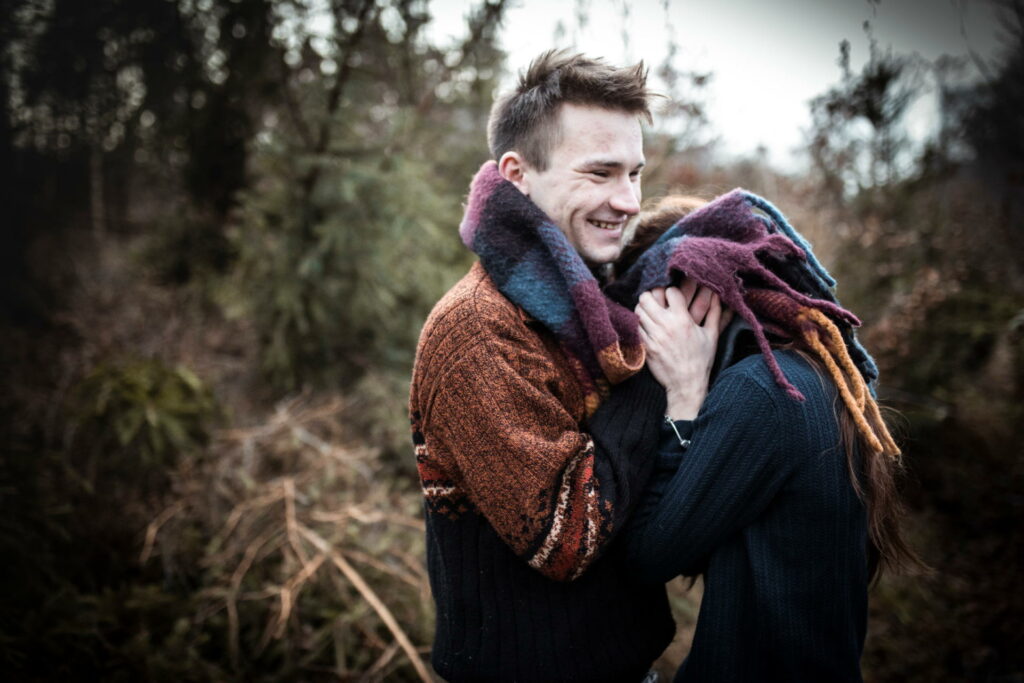 Paar umarmt sich im Wald, Online-Paartherapie, Beziehung