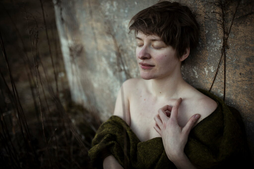 Frau an ner Wand gelehnt, Online-Psychotherapie