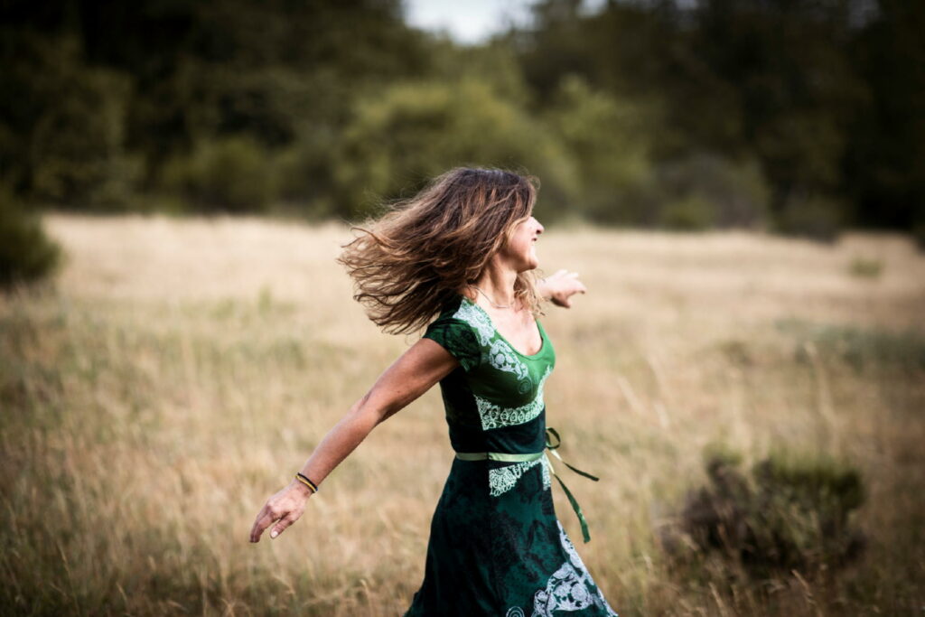 Frau schwingt sich durch feld, Online-Paar-Psychotherapie